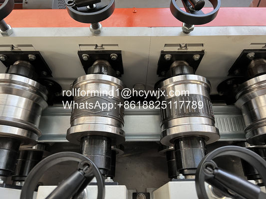 Настраиваемая ширина подачи дверной жалюзи ролл Формирующая машина для толщины 0,8-1,2 мм